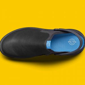 Koksschoen refresh als clog maar dan beter. zwart met zwart