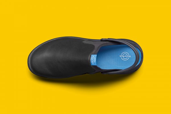 Koksschoen refresh als clog maar dan beter. zwart met zwart